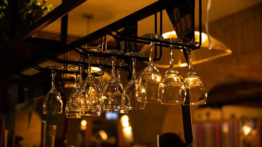 Salle suspendue du restaurant avec plancher de verre